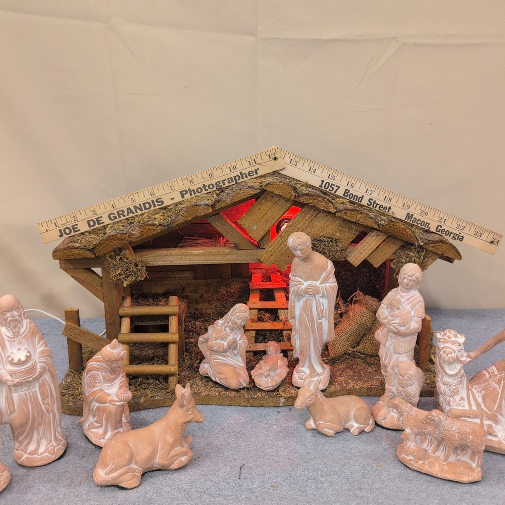 Lighted Wooden Nativity Stable with 11 Terracotta Style Figurines Christmas Set - Picture 11 of 16
